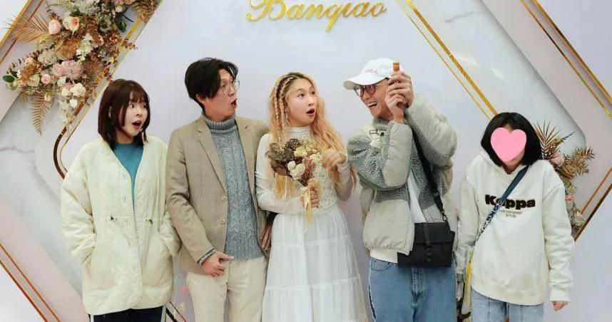 黃云歆(左3)除夕宣布登記結婚升格人妻,好友葉芸希(左1)、浩子(右2)都在場見證。(圖/翻攝自黃云歆臉書)
