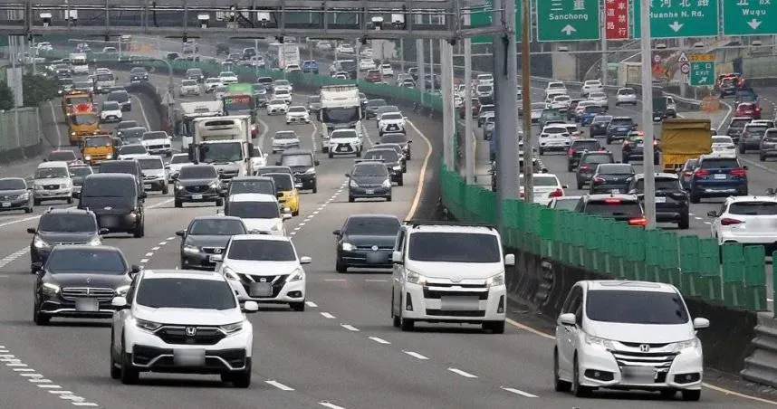 明天是大年初二,交通部高速公路局預估將有返鄉及出遊車潮,國道交通量比初一更高,南向、北向車流都有提升,午前、午後各有9處易壅塞路段。(圖/報系資料照)