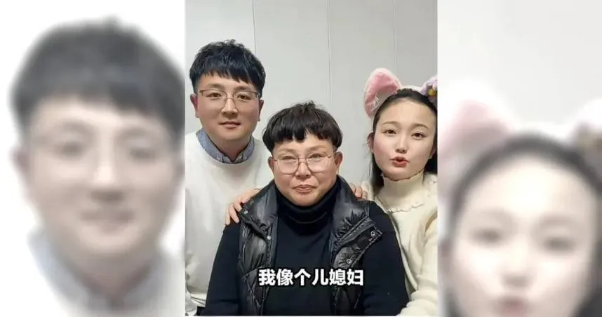 大陸河南省一名女子帶著男友回老家過年,才發現男友與媽媽意外「撞臉」。3個人站在一起拍照時,感覺男友才像媽媽親生的,自己在照片裡看起來就像個兒媳婦。(圖/翻攝微博)
