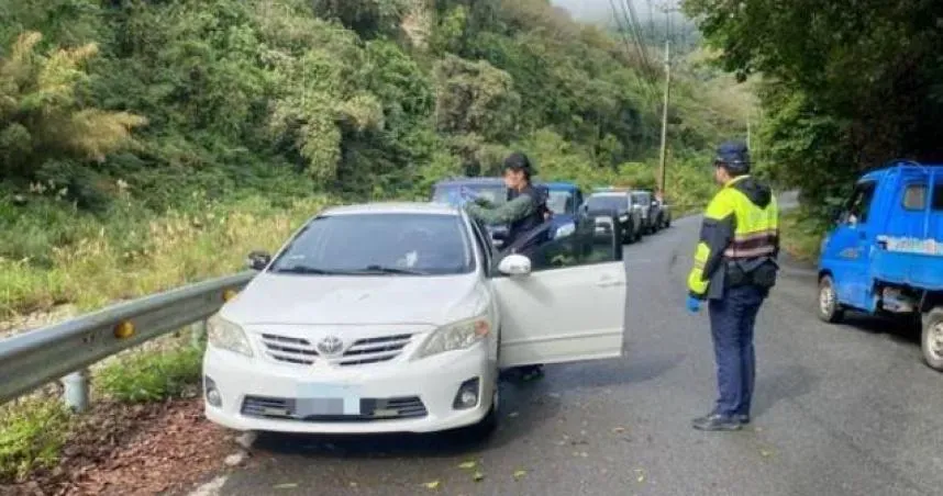 劉男陳屍在駕駛座上2日才被發現,警方已報請檢方相驗遺體釐清死因。(圖/翻攝畫面)