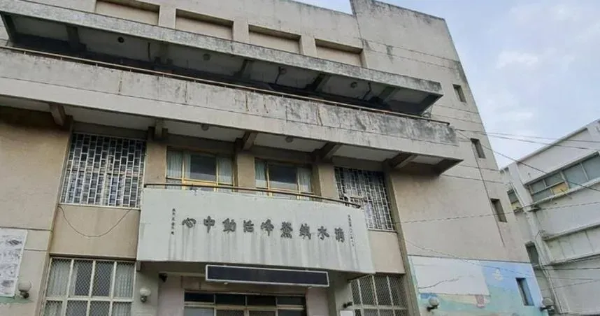 台中市清水區鰲峰活動中心屬於危險老舊建物有影響公共安全之虞，建設局投入約1200萬元規畫綠地及停車場空間，將於2月中旬啟動拆除、8月完工。（圖／建設局提供）