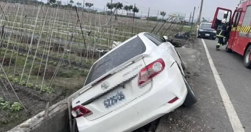 高雄1輛轎車跌落路邊排水溝卡住，疑車速過快惹禍，造成駕駛受傷且意識模糊送醫。（圖／翻攝畫面）