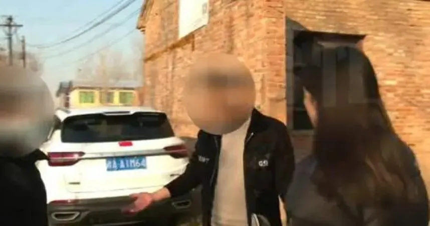 李女滑手機才知黑衣男（中）是媽媽再婚的新老公。（圖／翻攝小莉幫忙）