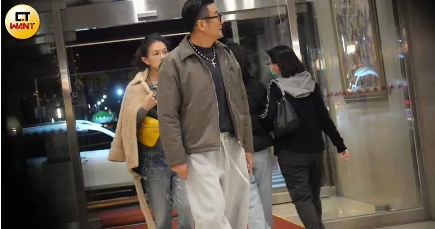 孫興和林美貞上月一同出席經紀公司聚餐,兩人還戴著同款情侶項鍊。(圖/CTWant)