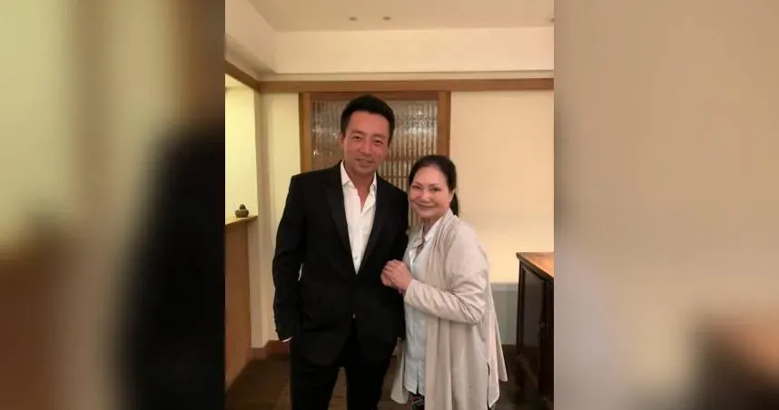 S媽日前深夜喊話要上戰場，疑似開戰汪小菲（左）。（圖／黃春梅臉書）