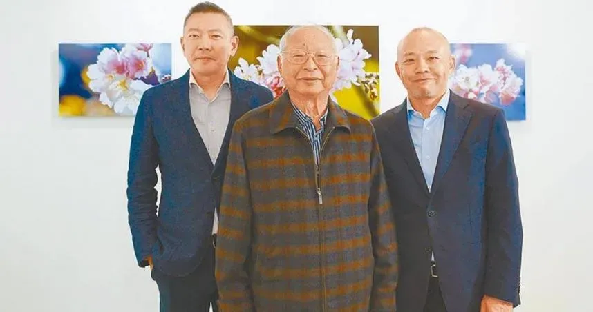 吳東興（中）與大兒子吳昕達（右）、二兒子吳昕陽（左）合影。（圖／報系資料照）