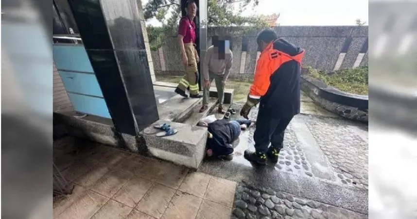 王男行動不便跌倒在住處大門前,2日後被警消發現已失溫,經送醫搶救成功保住性命。(圖/翻攝畫面)