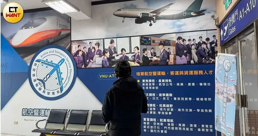 私立航服名校離職專案助理教授徐誌男控訴，自己在服務期間扛了大量招生活動，還自費請彩妝師替學生打造妝髮拍攝形象廣告，最後卻慘挨「丁等不續聘」，內心五味雜陳。（圖／ctwant）