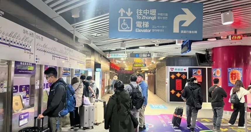 2025台灣燈會昨日總計超過220萬人共襄盛舉,桃市府今天繼續加開機捷緊急疏運路線。(圖/桃園市政府提供)