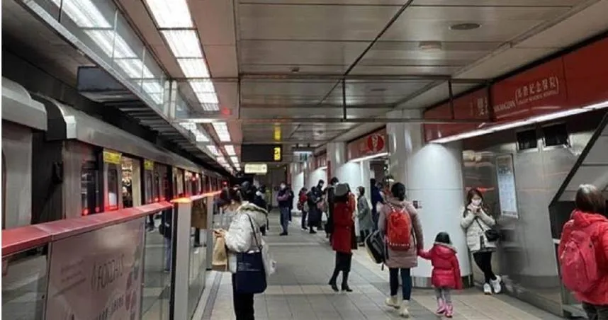 一名老翁搭乘捷運紅線在車廂內跌倒。(示意圖/資料畫面)