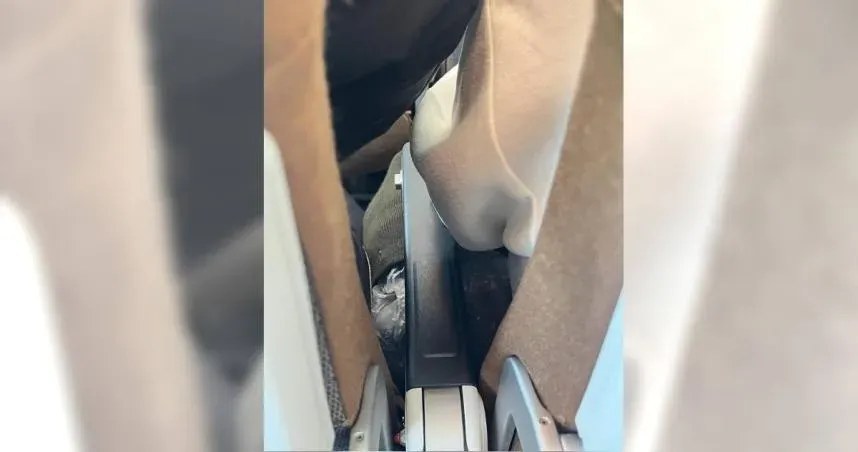 一名網友搭乘星宇航空時,目睹前方經濟艙一對夫妻旅客疑似竊取機上毛毯。(圖/翻攝自Threads)