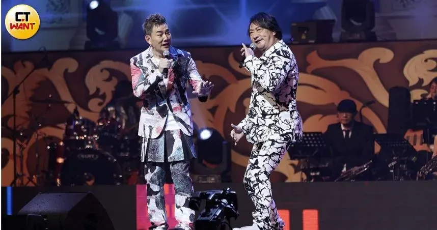 任賢齊(左)和九孔搭檔登上《鑽石舞台之夜演唱會》,兩人一起演唱〈心太軟〉。(圖/CTWant)