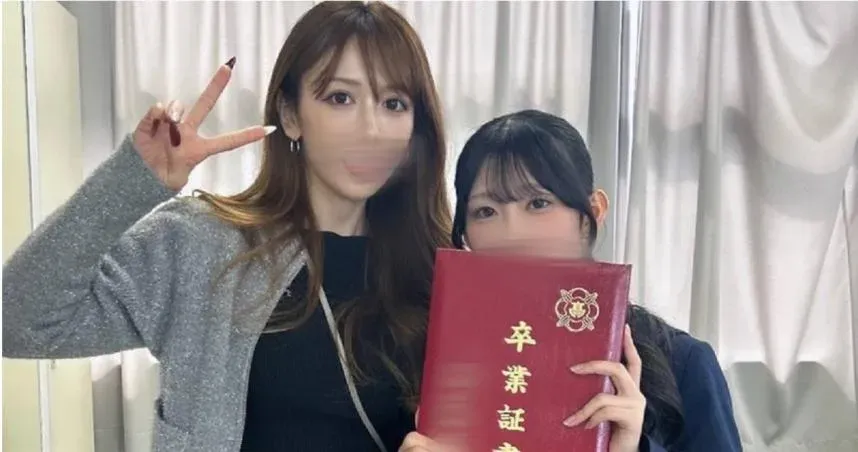 日本一位5寶媽參加18歲女兒高中畢業典禮,照片中的母女倆反而像姊妹,高顏值吸引超過5500萬人次瀏覽。(圖/翻攝自自X)