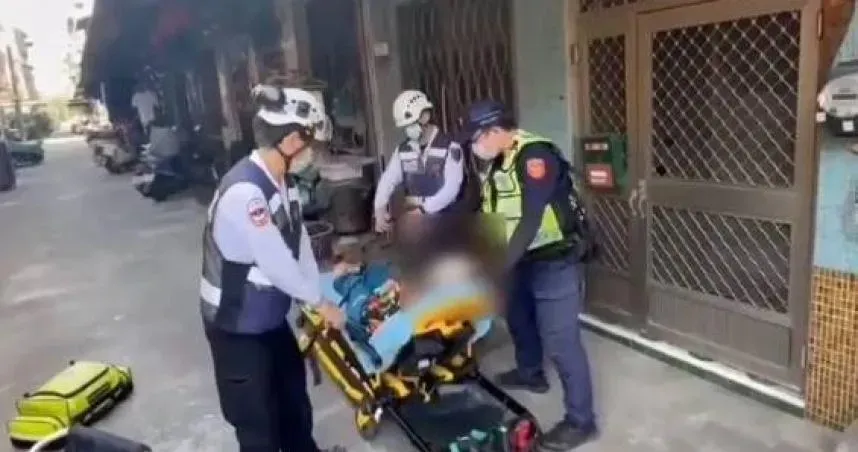 劉婦倒在地面失禁且命危。(圖/翻攝畫面)