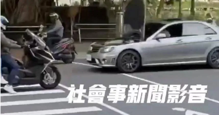 台中1輛賓士違停竟拒檢逃逸,駕駛不顧引擎蓋豎立盲開落跑,最終仍落網法辦。(圖/翻攝社會事新聞影音)
