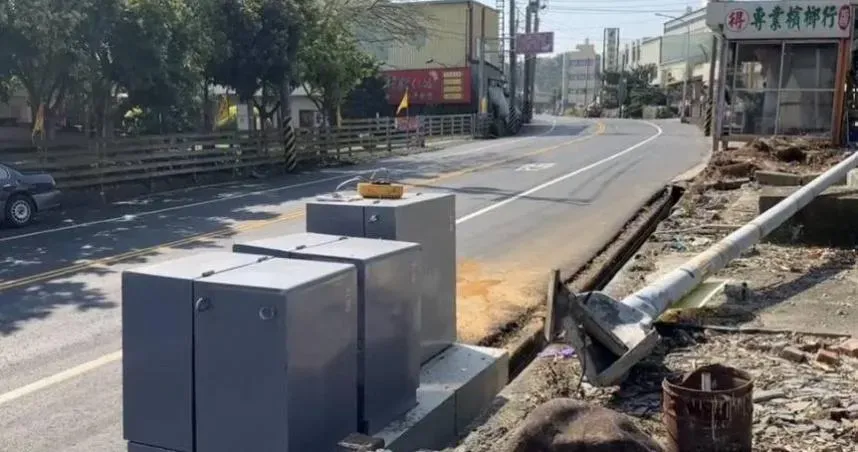 南投縣名間鄉發生黃姓男子駕駛小貨車不明原因暴衝，猛烈撞擊導致路燈桿斷裂，駕駛黃男也重傷不治。（圖／翻攝畫面）