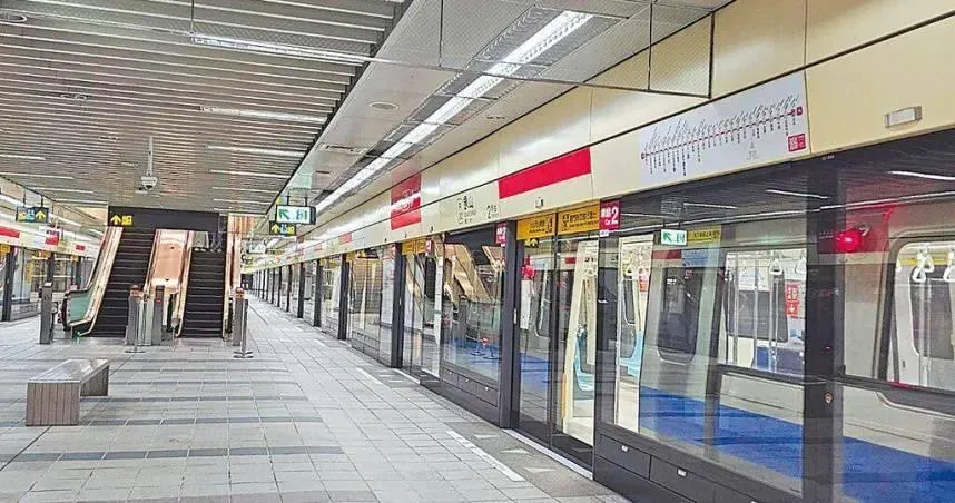 北捷列車一早傳異常，大批通勤族被迫在淡水信義線紅樹林站下車。（示意圖／報系資料照）