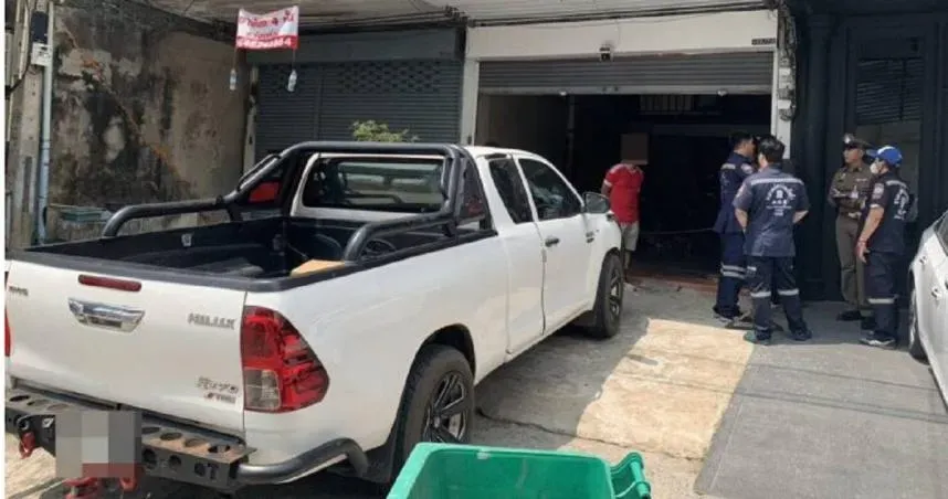 泰國曼谷一名開著皮卡車的男性宣稱因為掛檔錯誤,失控撞死了正巧站在門口的妻子。但當地警方認為他的說詞疑點甚多,正進行進一步調查。(圖/翻攝畫面)