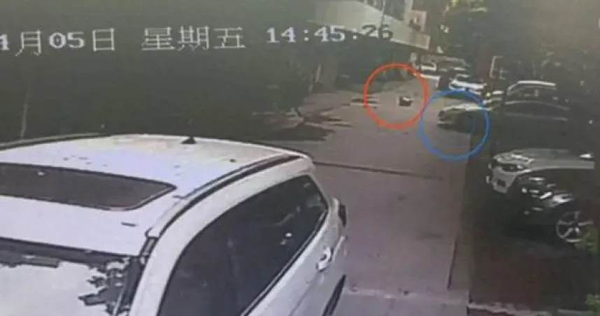 大陸四川省成都市1名5歲女童先前在社區遭1輛特斯拉輾過,傷重不治。(圖/翻攝自微博)