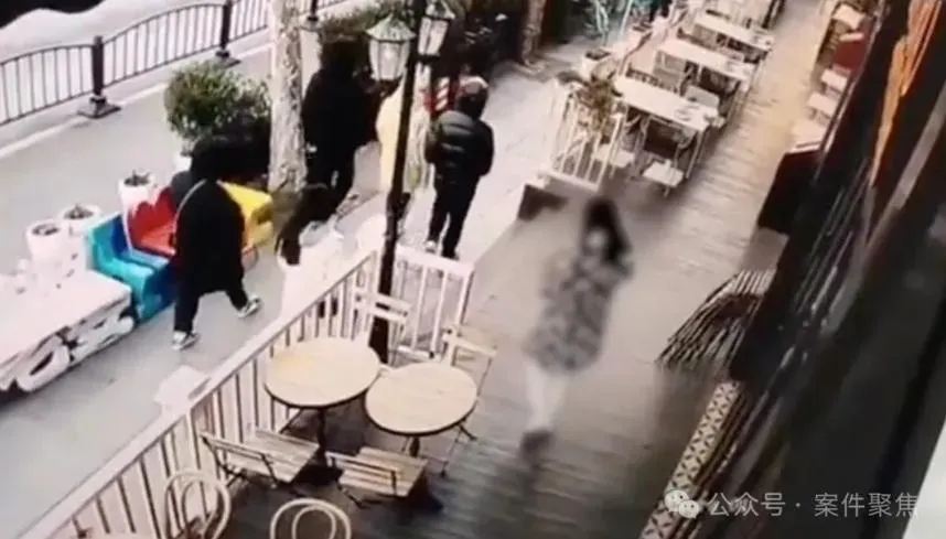 監視器拍到女子離開餐廳時低頭滑手機和摔跤情形。(圖/翻攝瀟湘晨報)