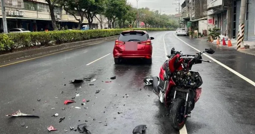 彰化路口發生轎車與機車相撞事故。(圖/翻攝畫面)
