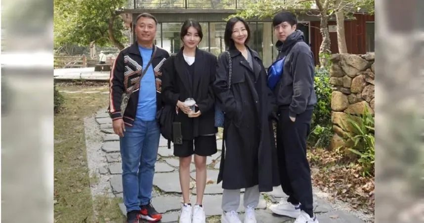 余皓然在社群曬出一家4口全家福，22歲女兒韓菲脫俗氣質美貌讓看暈一眾網友。（圖／翻攝自王中平和余皓然愛的小屋 臉書）