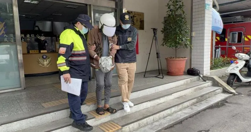 59歲黃姓男子疑因向58歲妻子索討數百元遭拒,害妻子與24歲女兒命喪火窟,新北檢複訊後以黃男犯罪嫌疑重大且有反覆實施之虞,向法院聲請羈押禁見。(圖/翻攝畫面)