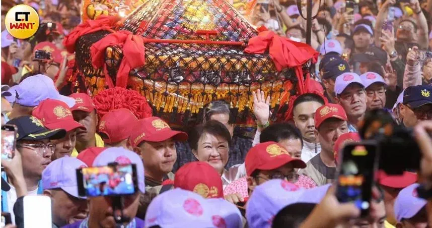 大甲媽繞境4日晚間正式起駕，台中市長盧秀燕也來共襄盛舉。（圖／CTWANT）