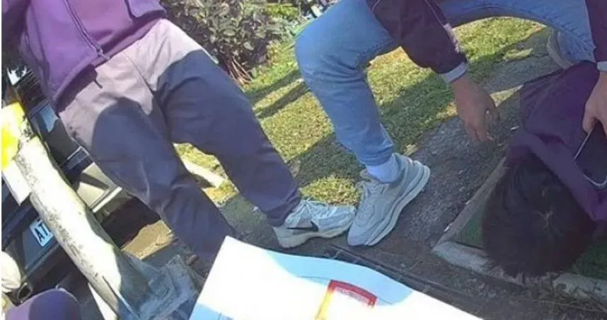 中和1名冷氣空調技師藉職務之便,竟偷取多名女性貼身內衣褲,直到1日在住處樓下落網。(圖/翻攝畫面)