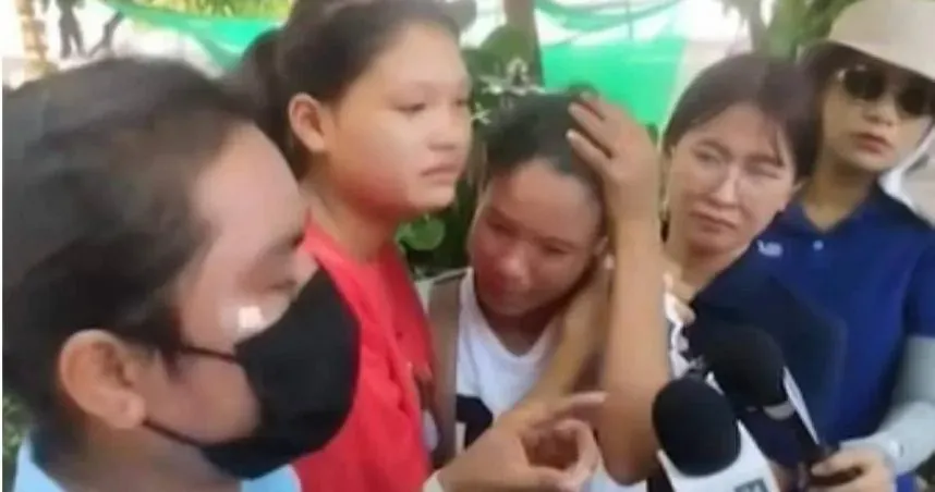 緬甸婦人May（中）的丈夫、兒女都在曼谷坍塌的大樓工地工作，地震後她憂心丈夫、兒女的狀況，跋山涉水徒步行走了4天才抵達泰國境內。誰知當她要認領丈夫的遺體時，卻得知丈夫早已在此另組家庭。（圖／翻攝Channel 8）