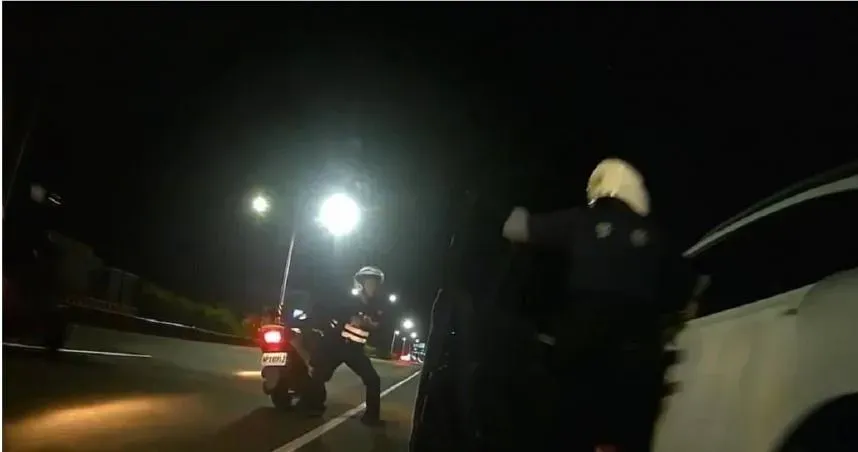 屏東毒蟲衝撞警逃逸還掉毒品，警開槍拖行險象環生。（圖／警方提供）