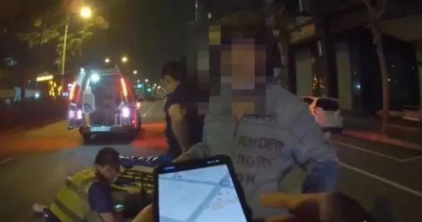 李男身體不適交由母親騎機車送醫，豈料半路他卻摔車OHCA，經送醫搶救仍不治死亡。（圖／翻攝畫面）