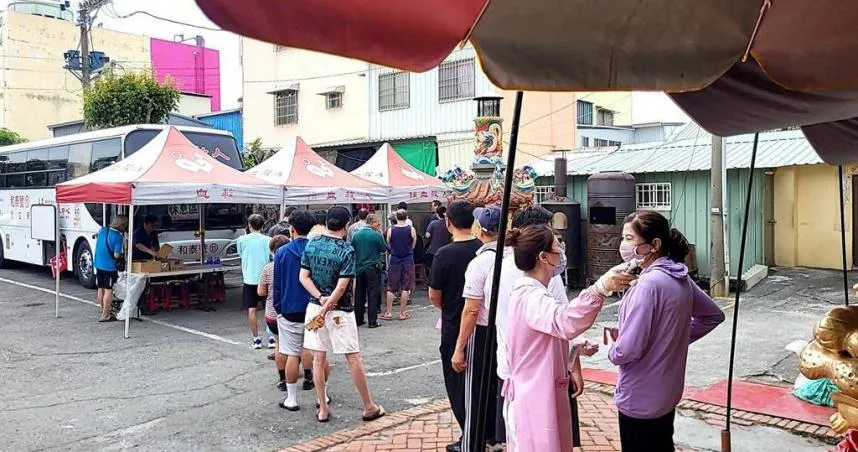 高雄哈瑪星文龍宮26日主辦捐血活動，並祭出多項好康，捐血500毫升送烤雞、牛奶，另外還有賣場禮券、白米，廟方人員現場也準備點心茶水，感謝熱心捐血民眾。（圖／主辦單位提供）