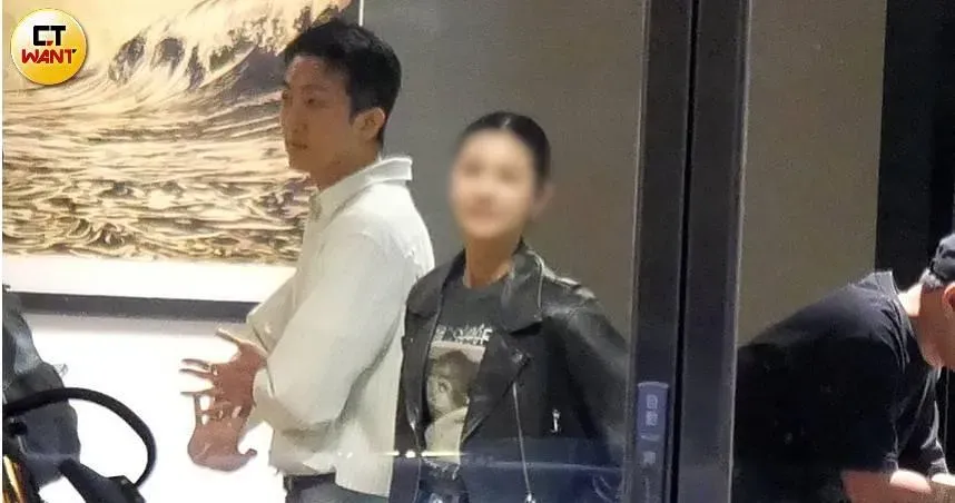 懷秋參加王陽明二手車拍賣活動,外型亮眼的女伴就陪在身旁陪伴,氣質出眾十分吸睛。(圖/CTWant)