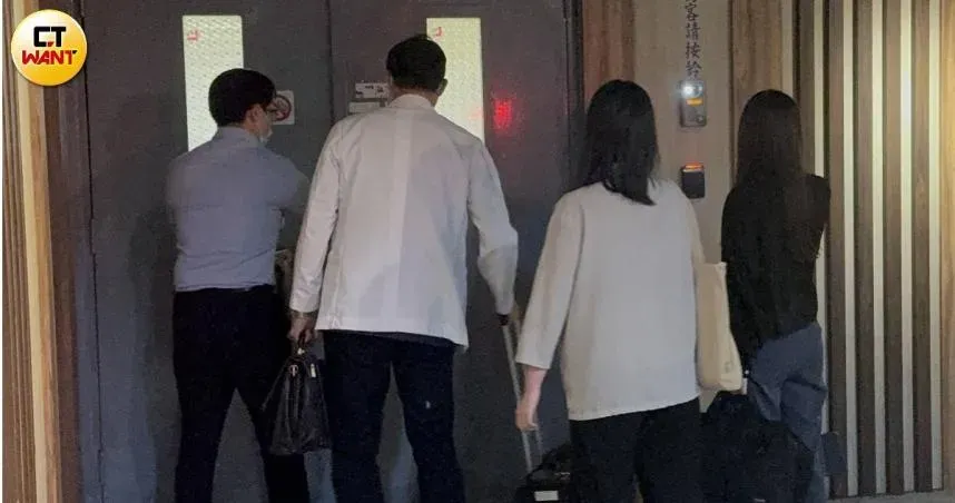 犯嫌槍殺畫師前妻後自戕，檢察官與法醫抵亞東醫院相驗。（圖／CTWANT）