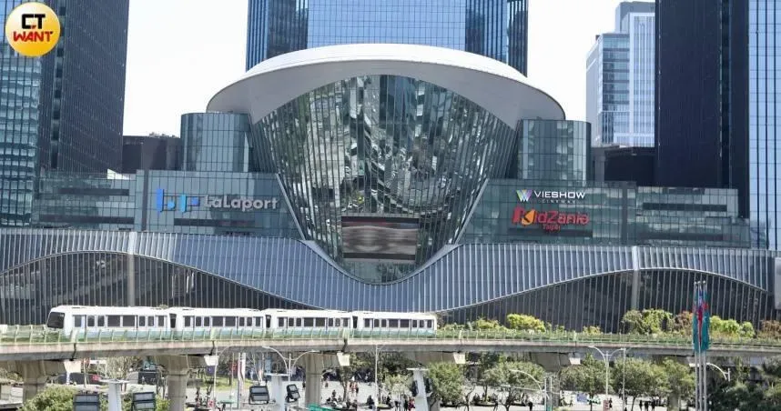 南港LaLaport昨晚發生停電事件。（圖／方萬民攝）