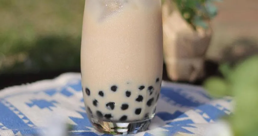 有民眾在手搖飲店「日出茶太」購買2杯珍珠奶茶，竟在其中1杯喝到1隻蟑螂，讓他噁心的直反胃嘔吐。（示意圖／非當事商品／取自pixabay）