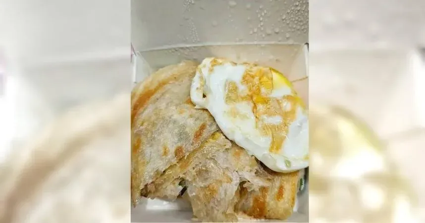 民眾到早餐店買蔥抓餅加蛋，結果拿到是「分開的蛋和蔥抓餅」。（圖／翻攝自爆廢公社公開版）