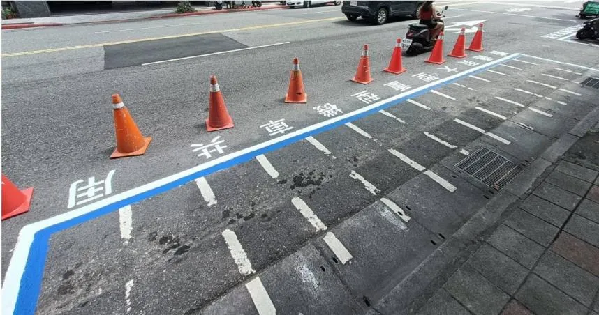 台北市將實施「路邊機車與大型重型機車共用格位計畫2.0」，擴大14處路段開放「大型重型機車」停放機車格，新制於5月15日起開始試辦。（圖／擷取自Facebook／各區路況天氣、資訊分享中心）