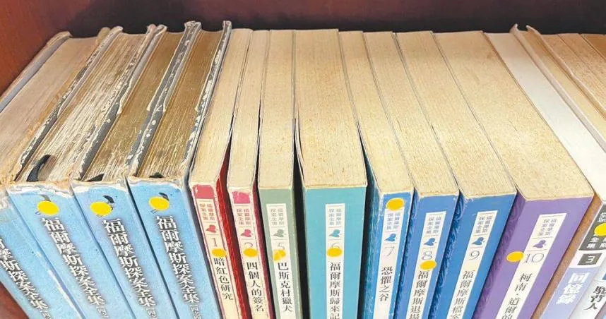 根據教育部113年度統計,台北市國中圖書館每位學生平均僅擁有26.69冊圖書,市議員王欣儀12日更指出,部分書籍書背歪斜、紙張脆化一翻就碎,圖書館變成「破書堆放處」。(圖/翻攝畫面)