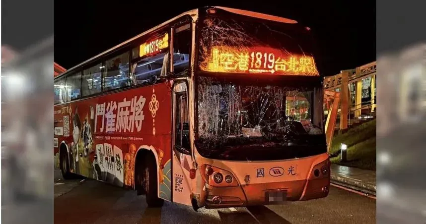 國光客運在轉彎時不慎撞上路牆,車頭瞬間撞凹,就連大片擋風玻璃也碎成蜘蛛網。(圖/翻攝自Threads/wan1105)