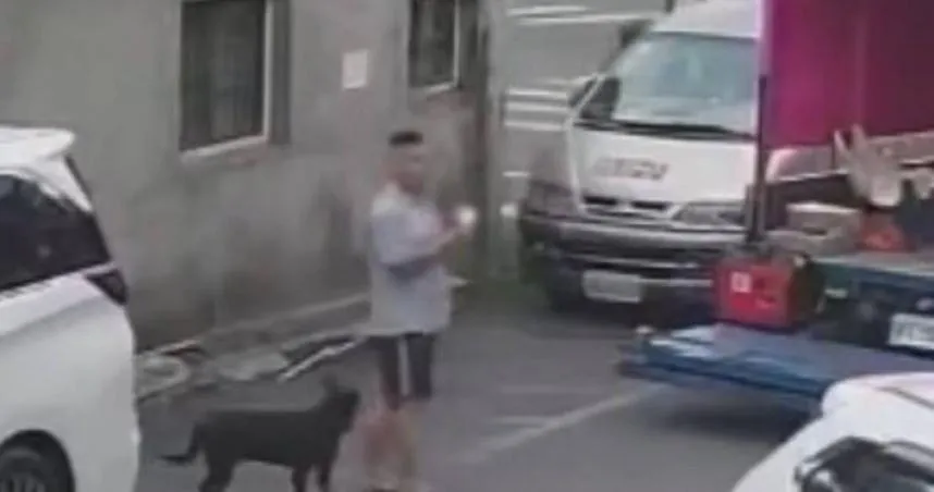 陳男潛入香客車趁隙偷走對講機逃逸,但他身旁緊跟的忠犬成為破案關鍵,最終仍被警方逮獲。(圖/翻攝豐原白沙屯媽祖文化協進會臉書)