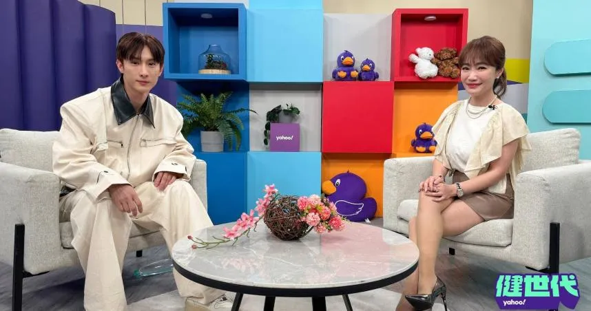 阿本（左）登上《Yahoo健世代》，談起先前被診斷出腦動脈瘤的經過。（圖／Yahoo）