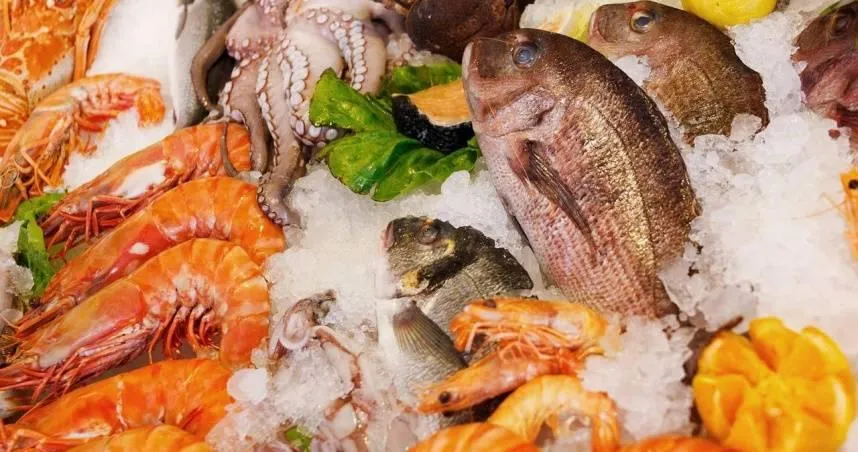 45歲的傅先生從小家中賣海鮮,常把賣不完的魚蝦煮成海鮮鍋當三餐。(示意圖/Pixabay)