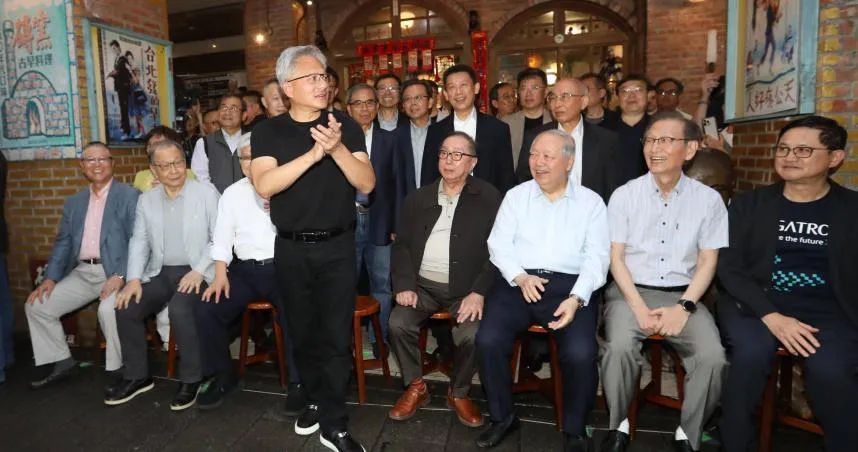 黃仁勳近年來抵台都會與科技業大老共餐。（圖／報系資料照）