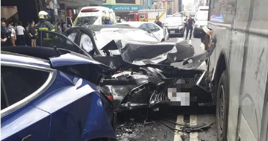 重慶南路再度發生高齡駕駛車輛暴衝事故，現場連同肇事駕駛在內共有8人送醫。（圖／翻攝畫面）
