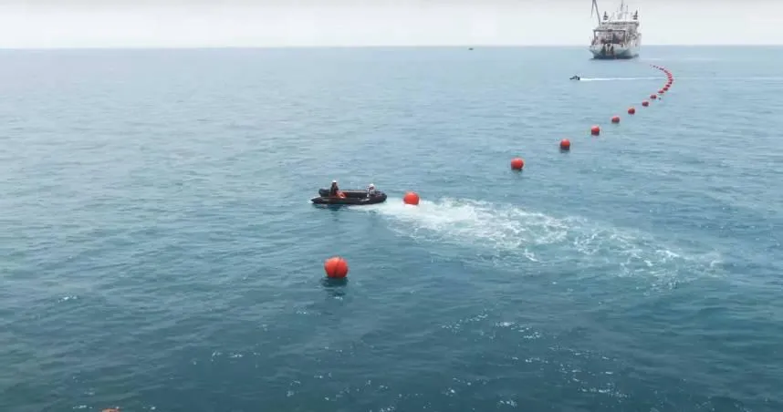 氣象局在台灣東部海域建置的地震與海嘯海纜觀測系統，圖為在海面上工程施做的情況。（圖／氣象局）