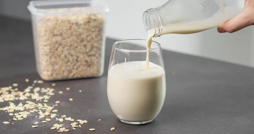 不少穀物飲本質是澱粉來源，若再經過調味或加糖，熱量與糖分負擔極易超標。（圖／123RF）