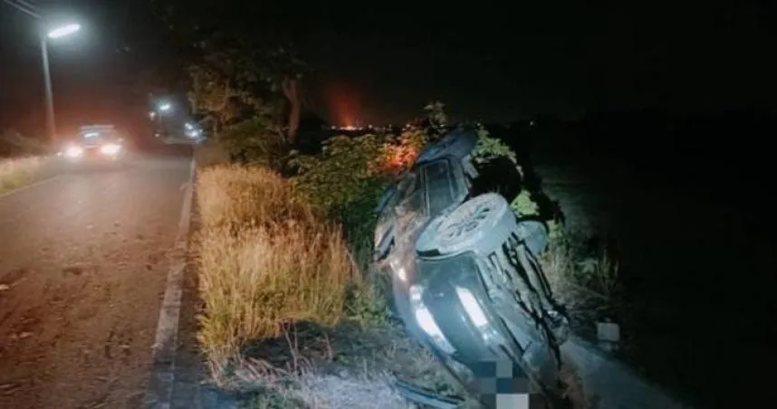 李男駕車突自撞路樹，再失控衝進溝渠翻車，造成他重傷送醫仍宣告不治。（圖／翻攝畫面）