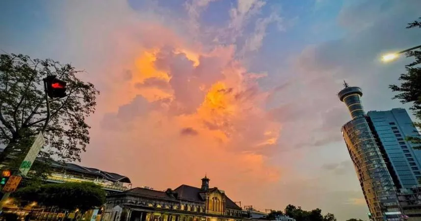 地震發生前10分鐘，有網友在台中目擊「火燒雲」奇景。（圖／翻攝Threads）